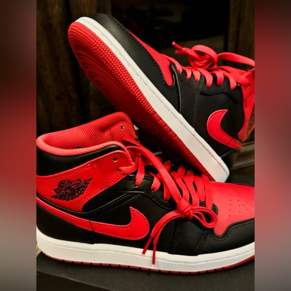 AIR JORDAN 1 MID (Black/Fire Red-White) - Picture 3 of 11